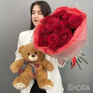 Мишка и алые розы 