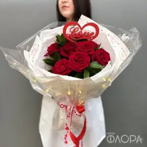 Букет из красных роз с подсветкой
