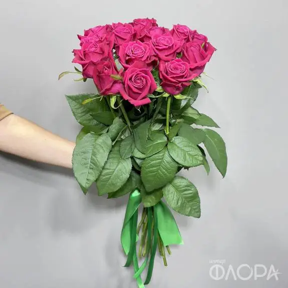 Малиновые розы "Шангри Ла", Россия 60 см