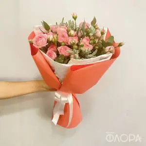 Букет из нежных пионовидных роз