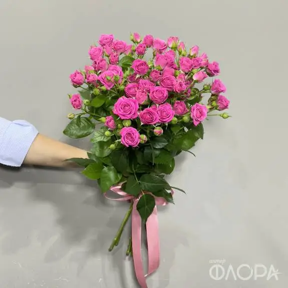 Розовые яркие кустовые розы "Лав Лидия" 50 см