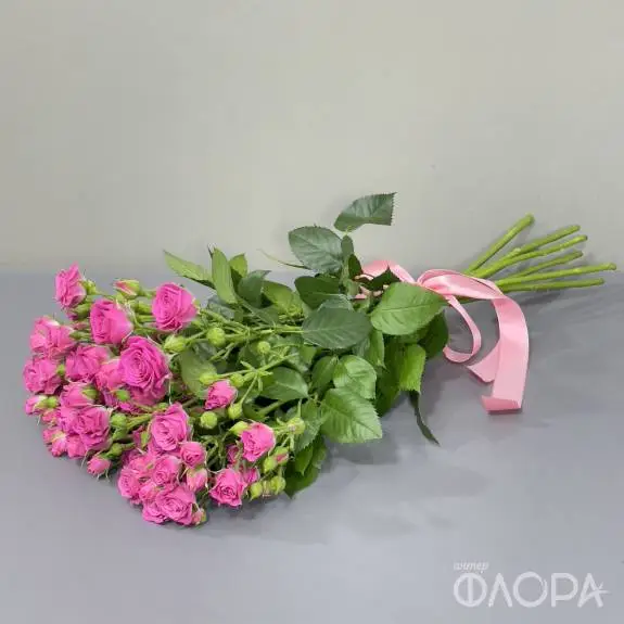 Розовые яркие кустовые розы "Лав Лидия" 50 см