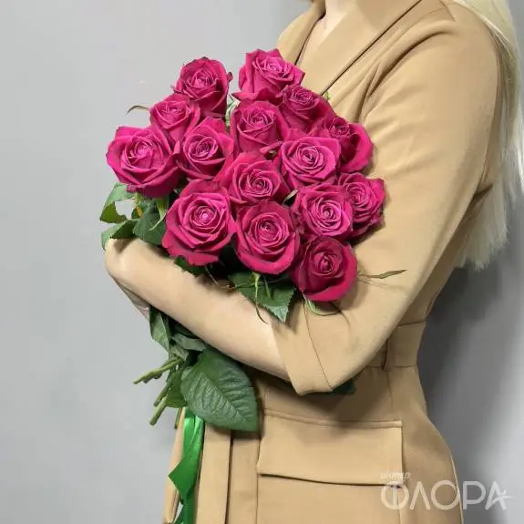 Малиновые розы "Шангри Ла", Россия 60 см