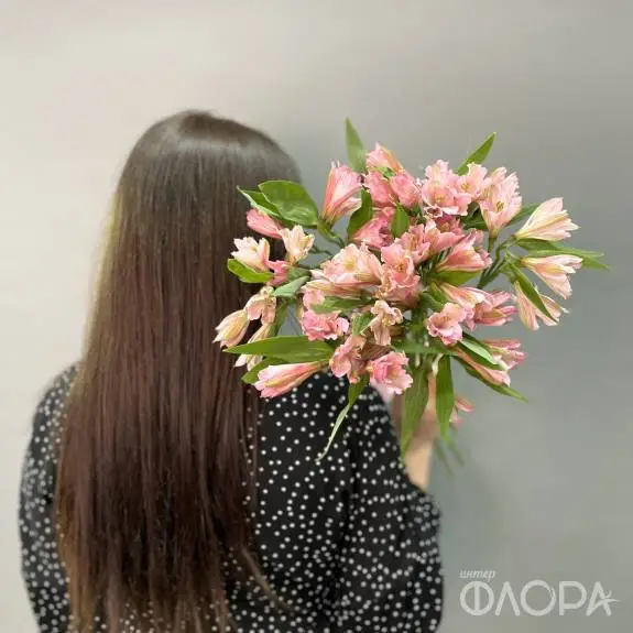 Розовые альстромерии